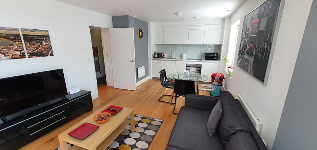 Bright & Spacious Double Bedroom With Ensuite And Concierge! Paid Parking Available لندن المظهر الخارجي الصورة